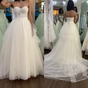 Size 2-6 lace up tulle ballgown strapless lace